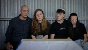 Nissim und Ricarda Louk bei der Beerdigung ihrer Tochter Shani Louk in Srigim, westlich von Jerusalem, am 19. Mai 2024. Shani wurde am 7. Oktober nach Gaza entführt. Foto von Chaim Goldberg/Flash90.