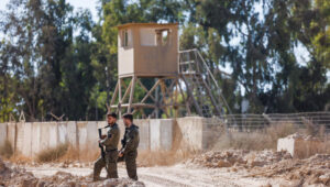 Israelische Soldaten bewachen am 17. Juli 2024 den Nahal-Oz-Überwachungsaußenposten nahe der israelischen Grenze zum Gazastreifen. Foto von Chaim Goldberg/Flash90