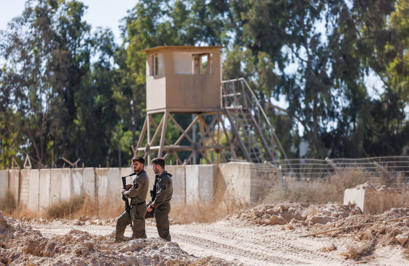 Israelische Soldaten bewachen am 17. Juli 2024 den Nahal-Oz-Überwachungsaußenposten nahe der israelischen Grenze zum Gazastreifen. Foto von Chaim Goldberg/Flash90