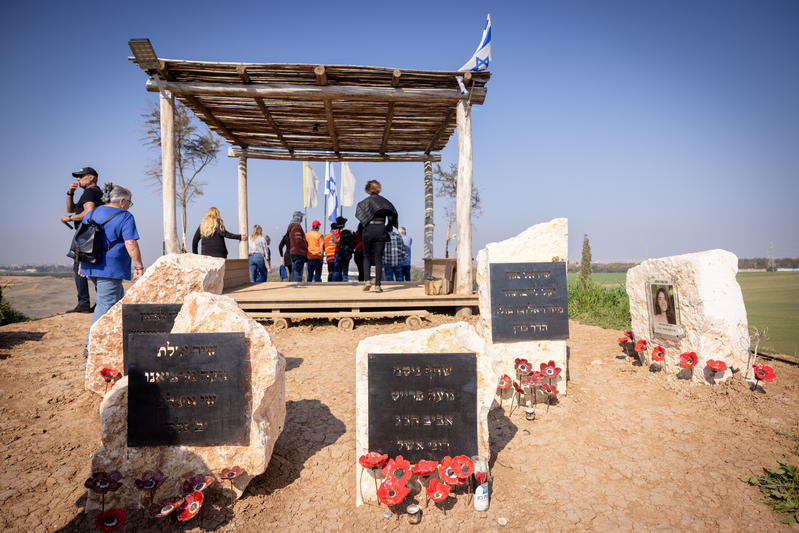 Israelis besuchen eine Gedenkstätte für die Überwachungssoldaten der Militärbasis Nahal Oz im Süden Israels, die bei dem Massaker vom 7. Oktober von der Hamas ermordet wurden. Foto von Miriam Alster/Flash90