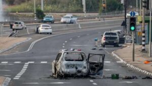 Eine Autobahn in der Nähe von Sderot, nachdem Hamas-Terroristen am 7. Oktober 2023 massenhaft Israelis getötet hatten. Foto von Jamal Awad/Flash90.