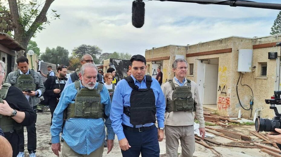 Der ehemalige Gouverneur von Arkansas, Mike Huckabee (links), MK Danny Danon (Mitte) und der ehemalige Gouverneur von Kansas, Sam Brownback (rechts) im Kibbutz Kfar Aza, 20. Dezember 2023. Credit: Mit freundlicher Genehmigung.