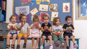Kinder lernen vor dem jüdischen Neujahrsfest in einem Kindergarten in Moshav Yashresh in Zentralisrael die Bräuche von Rosch Haschana kennen, 1. Oktober 2024. Foto von Yossi Aloni/Flash90.