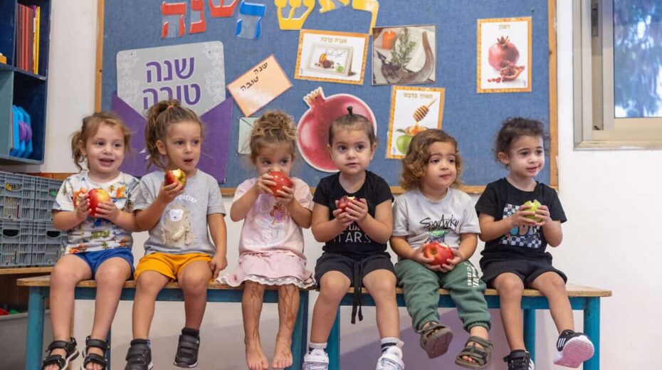 Kinder lernen vor dem jüdischen Neujahrsfest in einem Kindergarten in Moshav Yashresh in Zentralisrael die Bräuche von Rosch Haschana kennen, 1. Oktober 2024. Foto von Yossi Aloni/Flash90.