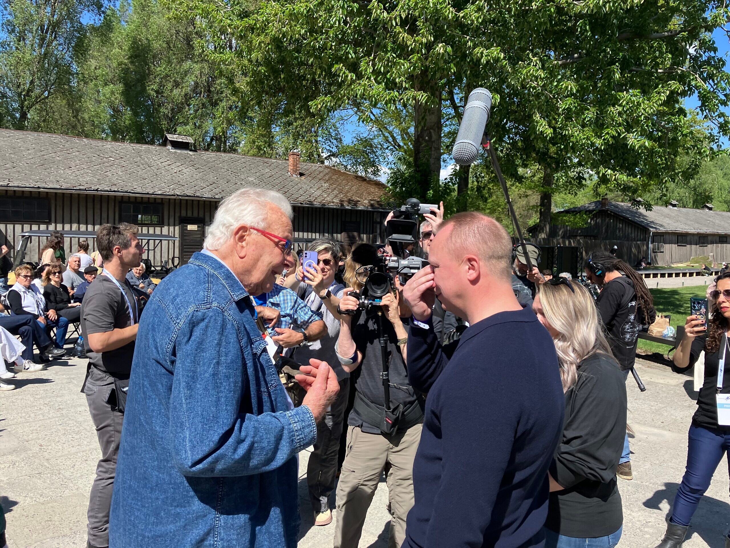 Der Holocaust-Überlebende Naftali Furst spricht mit Merrill Eisenhower, dem Urenkel von US-General Dwight D. Eisenhower, am 23. April 2025. Foto von Etgar Lefkovits.
