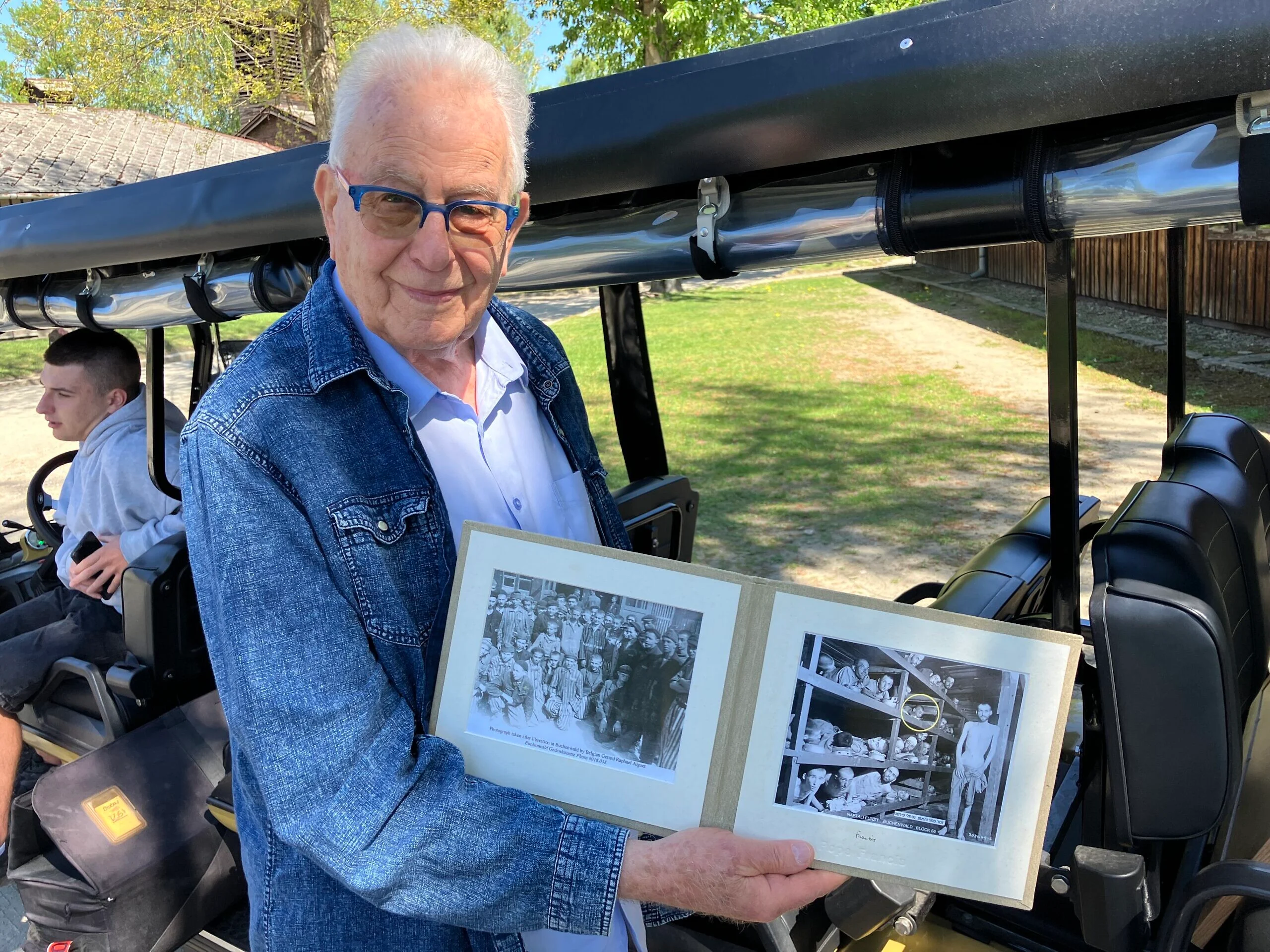 Naftali Furst hält ein Foto von sich als Junge in Auschwitz, 23. April 2025. Foto von Etgar Lefkovits.