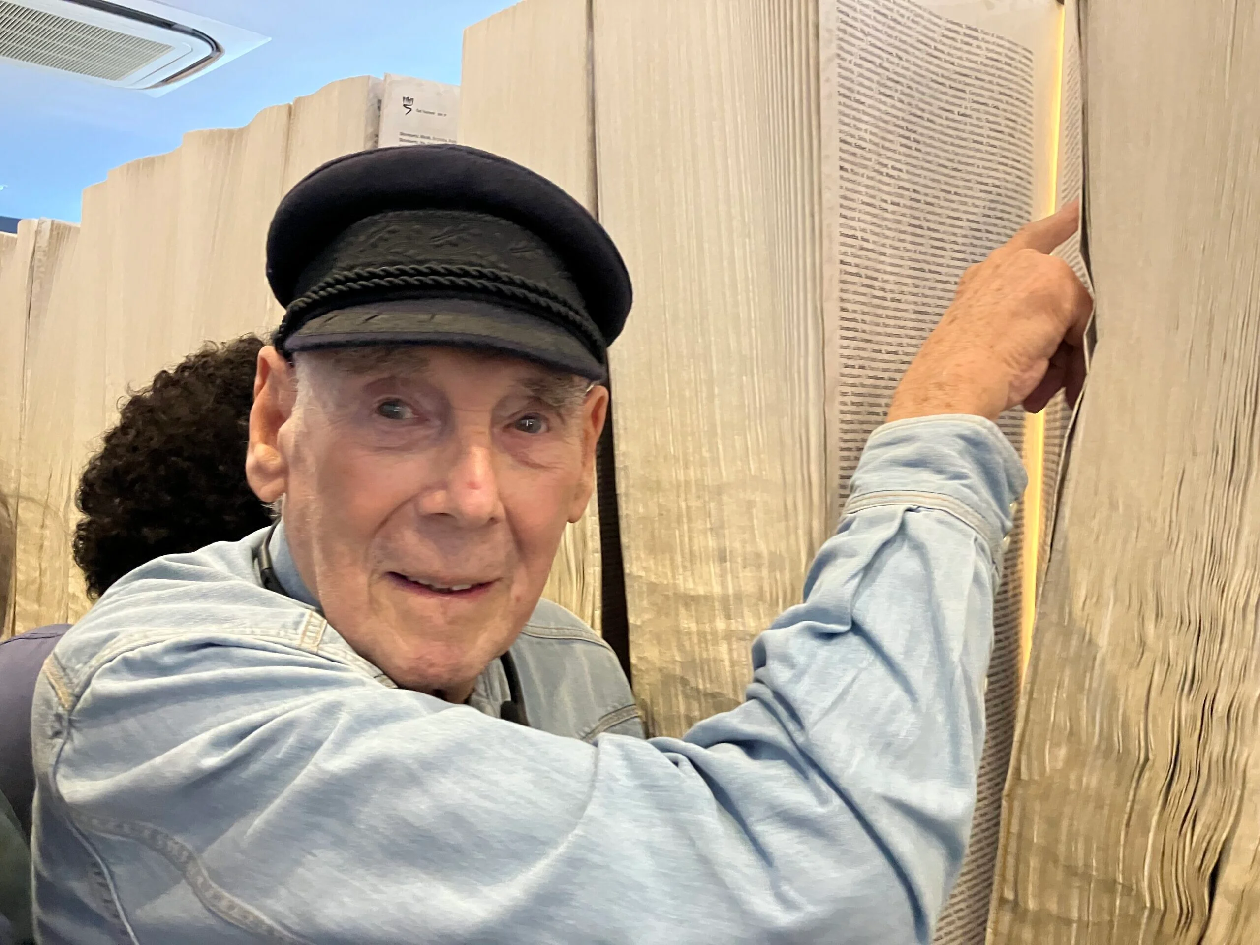 George Shefi begutachtet das Buch der Namen in Auschwitz, 23. April 2025. Foto von Etgar Lefkovits.