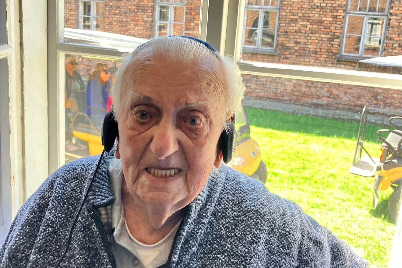Azriel Ziperberg in Auschwitz, 23. April 2025. Foto von Etgar Lefkovits.