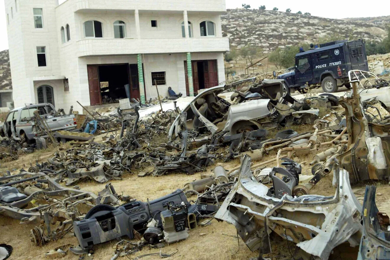 Soldaten und Militärpolizisten betreten ein Haus in Dhahiriya, im Südwesten von Judäa, und suchen nach Palästinensern, die israelische Autos gestohlen haben, 3. August 2004. Foto: Flash90.