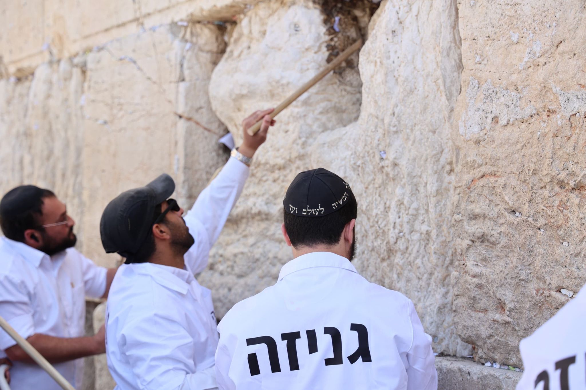 Entfernung der Bittschricften aus den Ritzen der Klagemauer. Foto: Itamar Eichner
