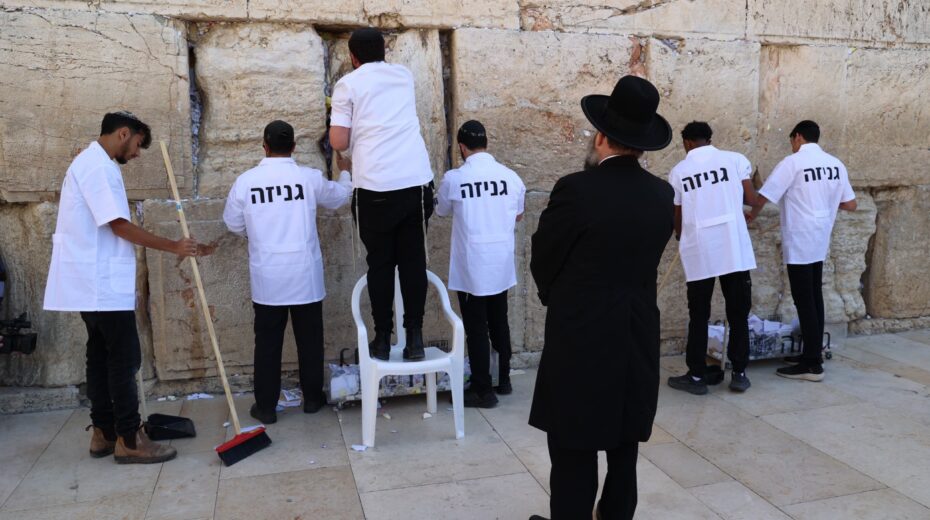 Zettel mit Bitten an Gott werden von der Klagemauer entfernt, damit auch sie sauber für Pessach ist. Foto: Itamar Eichner