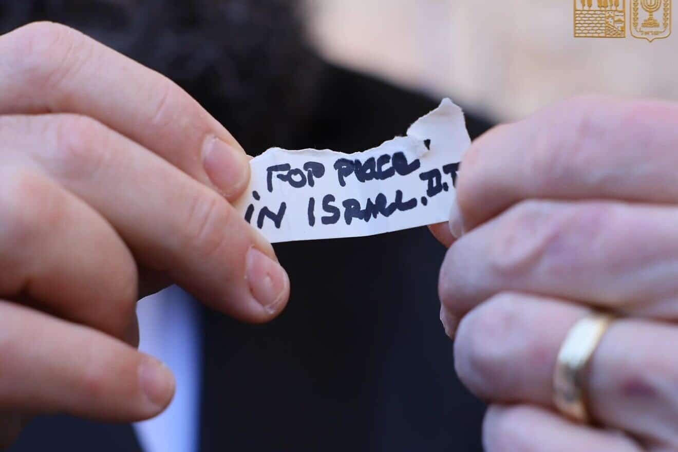 US-Botschafter Mike Huckabee zeigt eine handschriftliche Notiz von Präsident Donald Trump an der Klagemauer in Jerusalem. 18. April 2025. Foto: Western Wall Heritage Foundation.