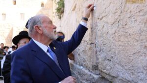 Der US-Botschafter in Israel Mike Huckabee fügt eine Notiz von Präsident Donald Trump in einen Riss in der Westmauer ein, 18. April 2025. Foto: Western Wall Heritage Foundation.