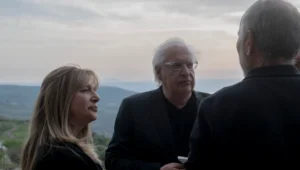David und Tammy Friedman, mit dem Gesicht zur Kamera, sprechen mit einem Teilnehmer der Zeremonie in Ein Kshatot, Israel, am 25. März 2025. Foto von Canaan Lidor.