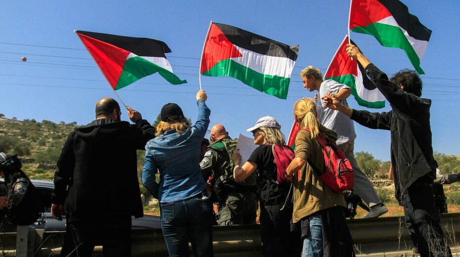 Linke Demonstranten schwenken PLO-Fahnen in Huwara, in der Nähe von Nablus in Judäa und Samaria, 3. März 2023. Foto von Nasser Ishtayeh/Flash90.