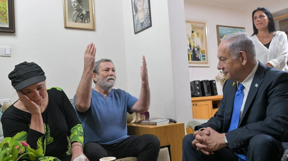 Der israelische Ministerpräsident Benjamin Netanjahu informiert die Familie Feldman in Tel Aviv über die Rückführung der sterblichen Überreste von Tzvika Feldman, 43 Jahre nachdem er in der Schlacht von Sultan Yacoub 1982 verschollen ist. Foto von Kobi Gideon/GPO.