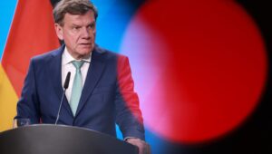 Der deutsche Außenminister Johann Wadephul spricht während einer Pressekonferenz. Foto: Ralf Hirschberger/AFP via Getty Images.