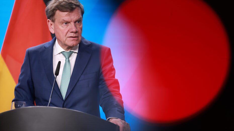 Der deutsche Außenminister Johann Wadephul spricht während einer Pressekonferenz. Foto: Ralf Hirschberger/AFP via Getty Images.