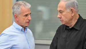 Ministerpräsident Benjamin Netanjahu spricht mit Mossad-Direktor David Barnea im Militärhauptquartier Kirya in Tel Aviv. Foto: Kobi Gideon/GPO.