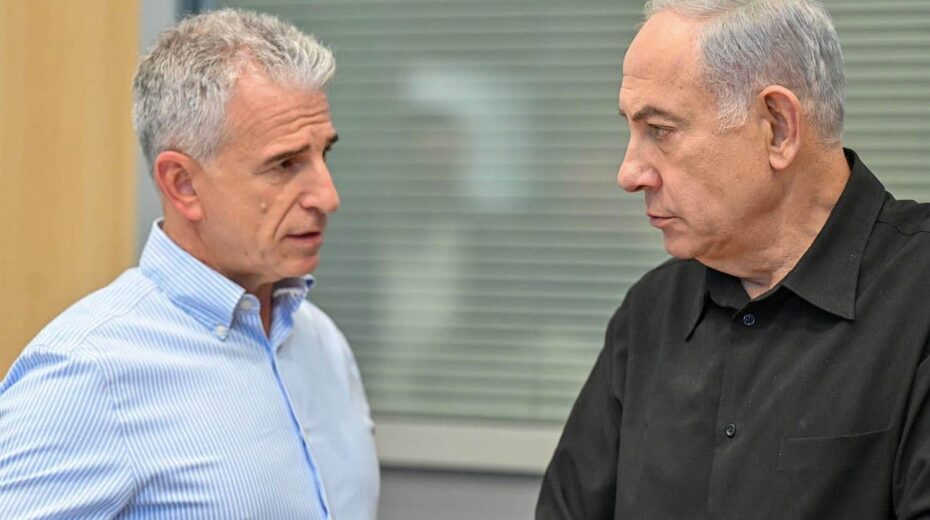 Ministerpräsident Benjamin Netanjahu spricht mit Mossad-Direktor David Barnea im Militärhauptquartier Kirya in Tel Aviv. Foto: Kobi Gideon/GPO.