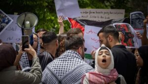 Demonstranten protestieren an der Hebräischen Universität in Jerusalem am 12. Mai 2025 für die Beendigung des Krieges gegen die Hamas, während andere für die Fortsetzung der Kämpfe demonstrieren. Foto von Flash90.