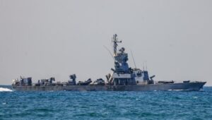 Illustration. Eine Korvette der Sa'ar 6-Klasse der israelischen Marine auf Patrouille vor der Küste von Haifa, am 1. August 2024. Sie könnte gegen die Huthis im Einsatz gewesen sein. Foto von Chaim Goldberg/Flash90