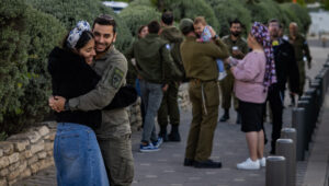 Israelische Reservisten verabschieden sich von ihren Frauen, bevor sie zu ihrem Militärdienst aufbrechen, in Jerusalem, 5. Mai 2025. Foto: Chaim Goldberg/Flash90