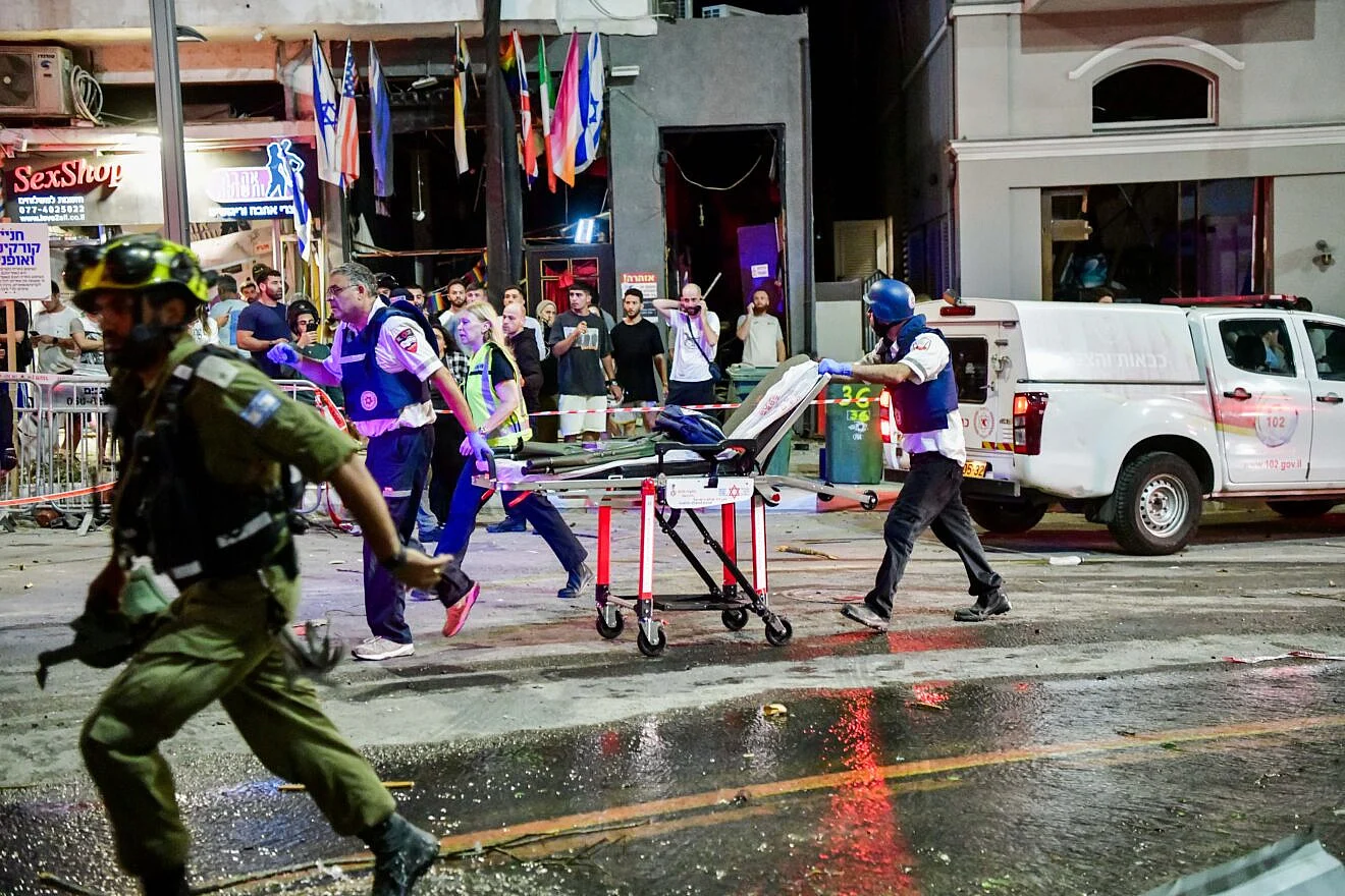 Israelische Sicherheits- und Rettungskräfte am Ort des Einschlags einer iranischen ballistischen Rakete in Tel Aviv, 16. Juni 2025. Foto: Avshalom Sassoni/Flash90.