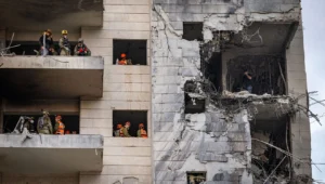 Israelische Sicherheits- und Rettungskräfte am Ort, an dem eine aus dem Iran abgefeuerte ballistische Rakete in Petach Tikva einschlug und Schäden verursachte, 16. Juni 2025. Foto: Chaim Goldberg/Flash90.