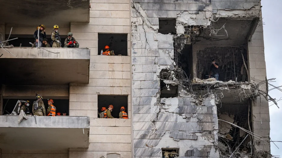 Israelische Sicherheits- und Rettungskräfte am Ort, an dem eine aus dem Iran abgefeuerte ballistische Rakete in Petach Tikva einschlug und Schäden verursachte, 16. Juni 2025. Foto: Chaim Goldberg/Flash90.