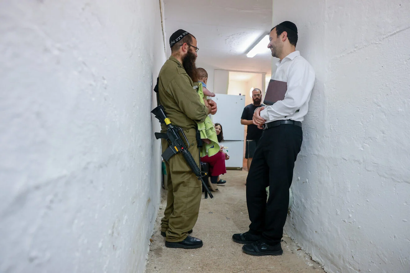 Ultraorthodoxe Juden beten in einem öffentlichen Schutzraum im Norden Israels während Sirenen und Raketenbeschuss aus dem Iran auf Israel am 16. Juni 2025. Foto von David Cohen/FLASH90.
