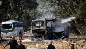 Israelische Sicherheits- und Rettungskräfte am Ort, an dem eine aus dem Iran abgefeuerte ballistische Rakete einen Parkplatz in der Nähe von Herzliya getroffen hat, 17. Juni 2025. Foto: Chaim Goldberg/Flash90
