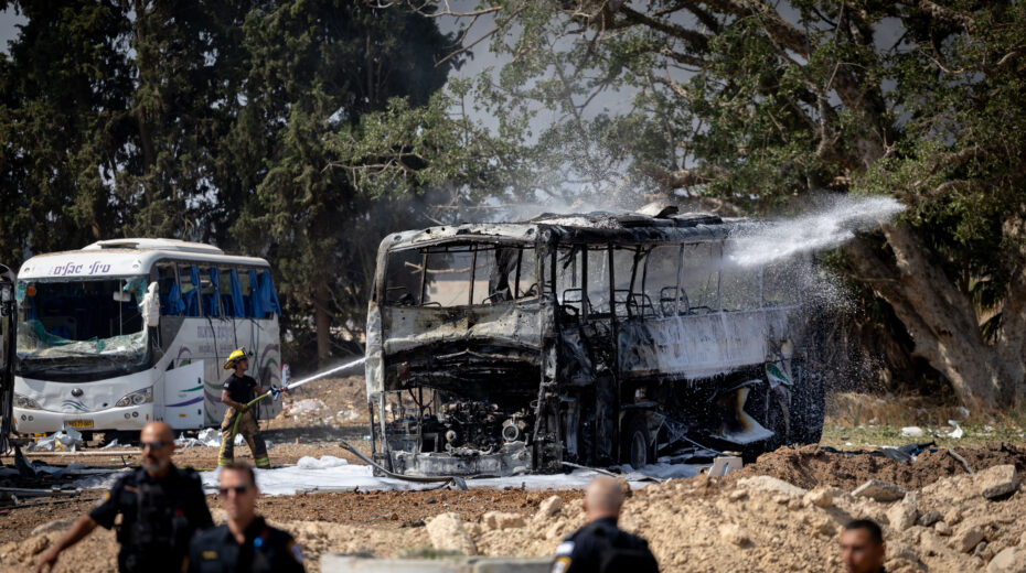 Israelische Sicherheits- und Rettungskräfte am Ort, an dem eine aus dem Iran abgefeuerte ballistische Rakete einen Parkplatz in der Nähe von Herzliya getroffen hat, 17. Juni 2025. Foto: Chaim Goldberg/Flash90