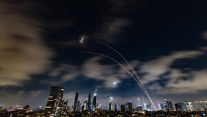 Raketenabwehrsystem feuert Abfangraketen ab, als der Raketenalarm ausgelöst wurde, gesehen aus Tel Aviv, 18. Juni 2025. Foto von Chaim Goldberg/Flash90 *** Lokale Bildunterschrift *** Abfangraketen Iron Dome Tel Aviv Raketen Iran