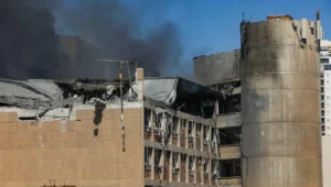 Rauch steigt von der Stelle auf, an der eine aus dem Iran abgefeuerte ballistische Rakete am 19. Juni 2025 das Soroka Medical Center in Beerscheba getroffen und beschädigt hat. Foto: Dudu Greenspan/Flash90.