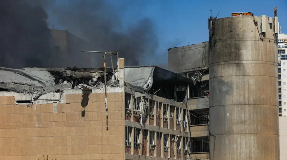 Rauch steigt von der Stelle auf, an der eine aus dem Iran abgefeuerte ballistische Rakete am 19. Juni 2025 das Soroka Medical Center in Beerscheba getroffen und beschädigt hat. Foto: Dudu Greenspan/Flash90.
