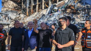 Der israelische Ministerpräsident Benjamin Netanjahu besucht den Ort, an dem eine aus dem Iran abgefeuerte ballistische Rakete das Weizmann-Institut in Rehovot getroffen und beschädigt hat, 20. Juni 2025. Foto von Itai Ron/POOL