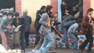 Bewaffnete Revolutionäre während der iranischen Revolution 1979. Foto: iichs.ir via Wikimedia Commons.
