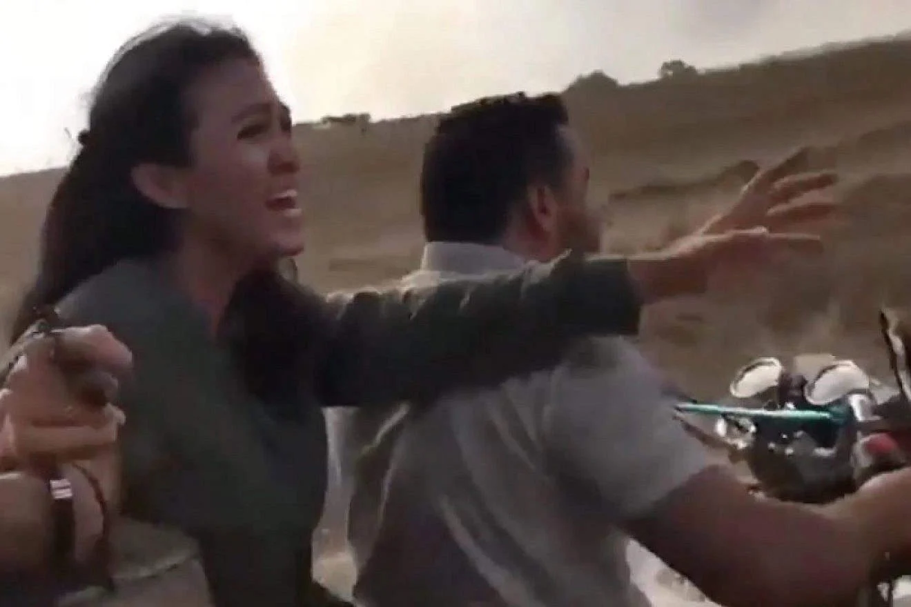 In diesem ikonischen Bild von Noa Argamani, das viral ging, flehte sie: „Tötet mich nicht!“ Sie streckte die Arme nach ihrem Freund Avinatan Or aus, der von palästinensischen Terroristen in den Gazastreifen geführt wurde. Er wird immer noch gefangen gehalten. Quelle: Screenshot.
