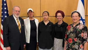 US-Botschafter Mike Huckabee trifft sich in Jerusalem mit Vertretern der israelischen Organisation „Mütter von Soldaten im Einsatz“. Foto mit freundlicher Genehmigung von Mothers of Combat Soldiers / Imahot haLochamim