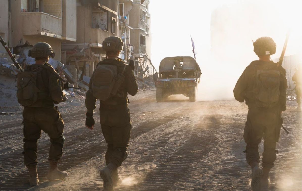 IDF-Truppen operieren in Gaza. Aber es gibt Gebiete, die sie aufgrund der Anwesenheit von Geiseln nicht betreten dürfen. Und genau dort sammelt die Hamas wieder neue Kräfte. Foto: Armeesprecher