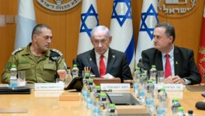Ministerpräsident Benjamin Netanjahu (Mitte) mit dem Stabschef der israelischen Streitkräfte, Eyal Zamir, und Verteidigungsminister Israel Katz. Foto: Ma'ayan Toaf (GPO)