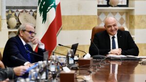 Der libanesische Präsident Joseph Aoun (rechts) und Ministerpräsident Nawaf Salam (links) nehmen am 5. August 2025 an einer Kabinettssitzung im Präsidentenpalast in Baabda östlich von Beirut, Libanon, teil. Bei der Sitzung werden Bemühungen diskutiert, alle Waffen im Land unter die Kontrolle der libanesischen Armee zu bringen. EPA/WAEL HAMZEH