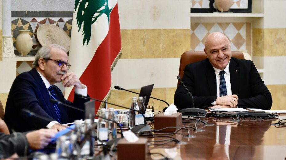 Der libanesische Präsident Joseph Aoun (rechts) und Ministerpräsident Nawaf Salam (links) nehmen am 5. August 2025 an einer Kabinettssitzung im Präsidentenpalast in Baabda östlich von Beirut, Libanon, teil. Bei der Sitzung werden Bemühungen diskutiert, alle Waffen im Land unter die Kontrolle der libanesischen Armee zu bringen. EPA/WAEL HAMZEH