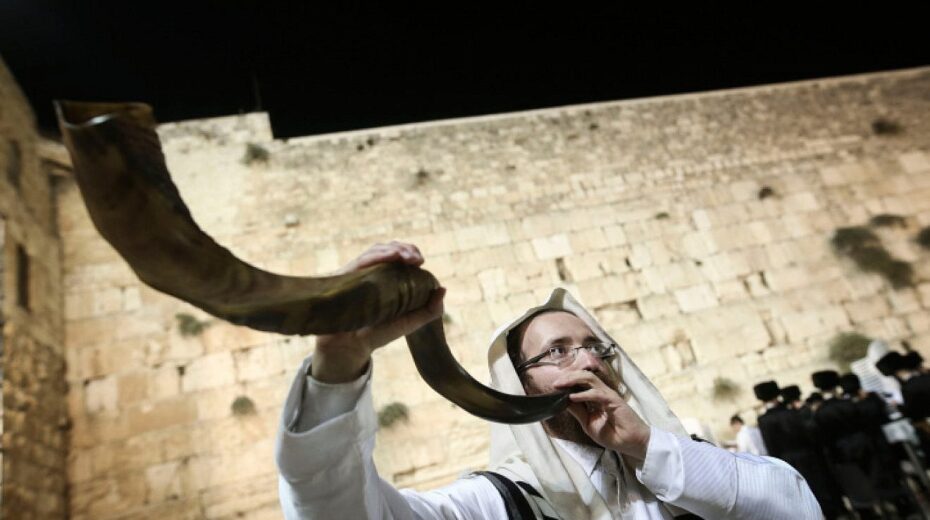 Am Ende des Jom-Kippur-Feiertags wird an der Klagemauer in der Altstadt von Jerusalem ein Schofar geblasen. Foto: Flash90.
