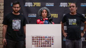Familienangehörige der Geisel Nimrod Cohen halten eine Pressekonferenz in Tel Aviv ab, nachdem sie Aufnahmen seiner Entführung durch Hamas-Terroristen veröffentlicht haben, 25. August 2025. Foto: Avshalom Sassoni/Flash90.