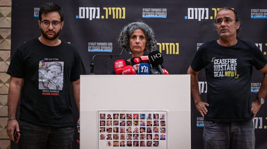 Familienangehörige der Geisel Nimrod Cohen halten eine Pressekonferenz in Tel Aviv ab, nachdem sie Aufnahmen seiner Entführung durch Hamas-Terroristen veröffentlicht haben, 25. August 2025. Foto: Avshalom Sassoni/Flash90.