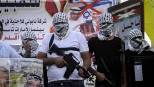 Mitglieder der Al-Aqsa-Märtyrer-Brigaden der Fatah nehmen an einer Militärparade teil, um gegen das Abkommen zwischen Israel und den Vereinigten Arabischen Emiraten zu protestieren, 22. August 2020. Foto: Nasser Ishtayeh/Flash90.