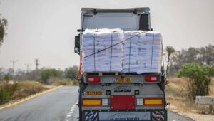 Mit humanitären Hilfsgütern beladene Lastwagen auf der israelischen Seite der Grenze vor der Einfahrt in den Gazastreifen, 19. Mai 2025. Foto: Flash90.