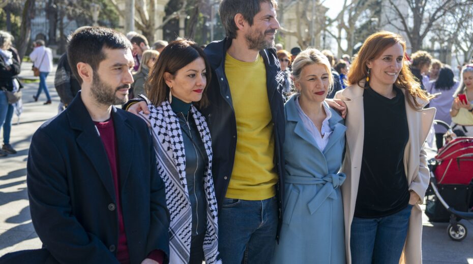 Die spanischen Minister (von links nach rechts): Pablo Bustinduy (Soziales), Sira Rego (Jugend und Kindheit), Ernest Urtasun (Kultur), die zweite stellvertretende Ministerpräsident Yolanda Diaz und Gesundheitsministerin Monica Garcia nehmen an einer Protestkundgebung in Madrid am 17. Februar 2024 teil, um unter dem Motto „Keine Straffreiheit. Beendet das Massaker” ihre Unterstützung für Palästina zu bekunden. EPA/FERNANDO VILLAR